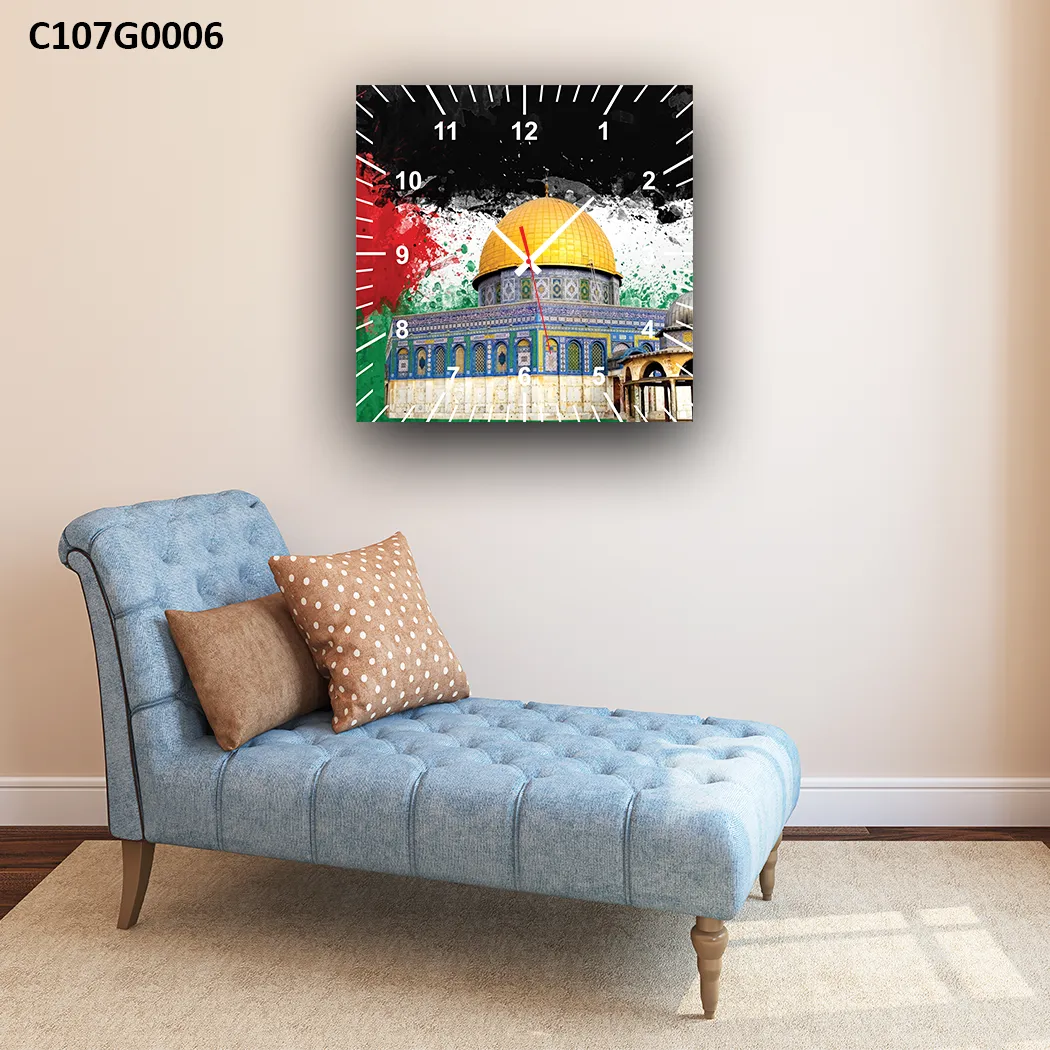 ساعة قبة الصخرة بألوان علم فلسطين