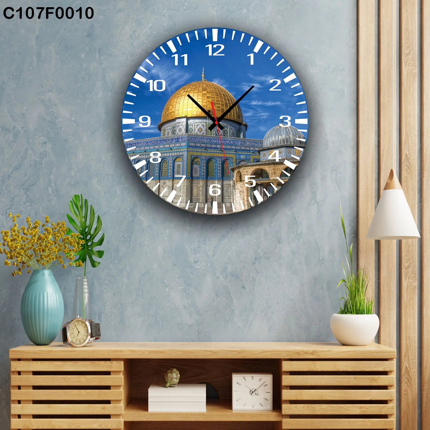 ساعة دائرية قبة الصخرة ذهبية سماء زرقاء